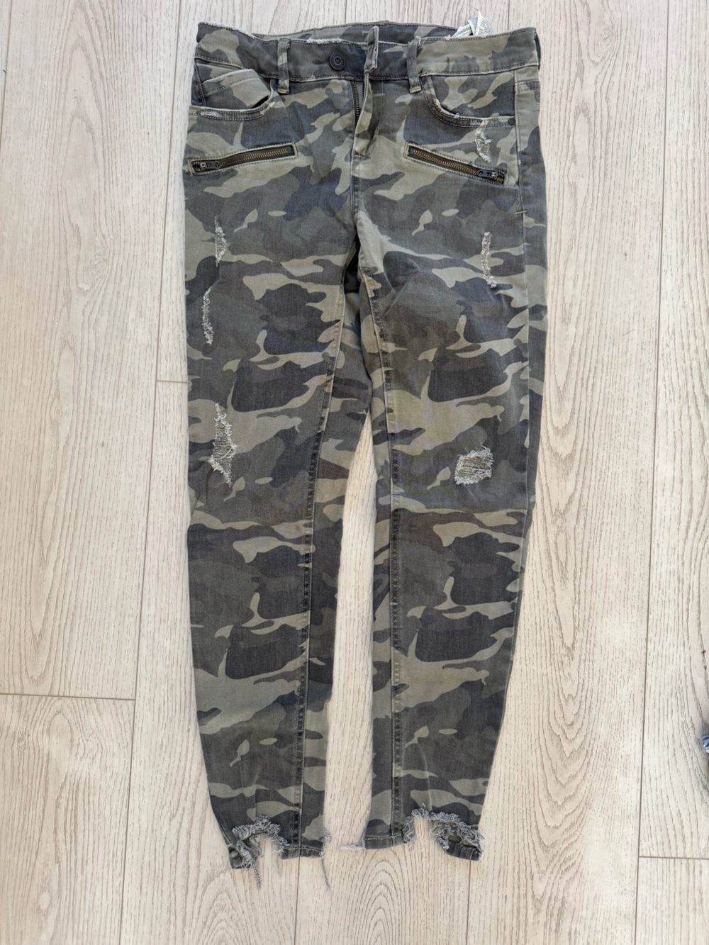 Zara Low waisted Skinny Camo Jeans with raw hem